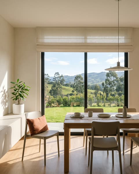 Comedor con una cortina romana de lino a media altura